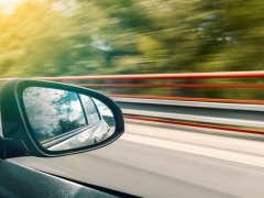 ไขข้อสงสัย ขับรถช้า ผิดกฎหมายไหม?