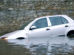 แย่แล้ว รถจมน้ํา แก้ปัญหายังไง ?!?