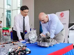 เอ็มจี จับมือ ABAC ลงนาม MOU ถ่ายทอดความรู้รถยนต์ EV พร้อมตั้งศูนย์วิศวกรรมศาสตร์นวัตกรรมพลังงานทางเลือกใหม่