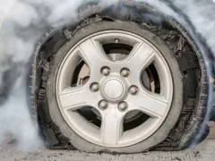 รถยางแตก ยางระเบิด ต้องทำอย่างไร พร้อมวิธีการป้องกัน