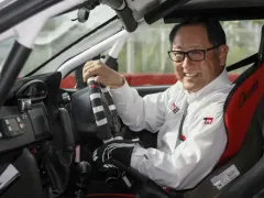 Akio Toyoda ยอมรับรู้สึกโดดเดี่ยวในการปกป้องรถเครื่องยนต์สันดาป ท่ามกลางกระแสรถ EV ที่เติบโตทั่วโลก