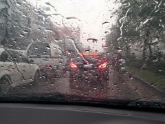  ขับรถตอนฝนตก 8230 เปิดไฟฉุกเฉินวิ่งคิดว่าปลอดภัยแต่อันตรายกว่า