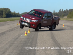 งานเข้าโตโยต้า เมื่อ Hilux Revo ไม่ผ่านการ Moose Test รอบสอง!!