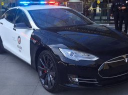 กรมตำรวจอังกฤษ เตรียมบรรจุ Tesla Model S P85D ลาดตระเวนในประเทศ