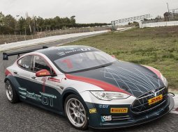 Tesla เตรียมเปิดตัวรถพลังงานไฟฟ้า