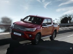 Hilux Revo มาพร้อมการปรับจูนช่วงล่างใหม่ แน่นหนึบกว่าเดิม เลี้ยว เข้าโค้ง อย่างนิ่ง (มีคลิป)