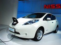 Nissan Leaf ไฟฟ้าล้วน ปะทะ Toyota Hybrid