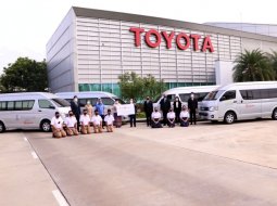 Toyota มอบฉากกั้นห้องโดยสารรถตู้ให้ 3 โรงรียน ใช้ป้องกัน Covid-19