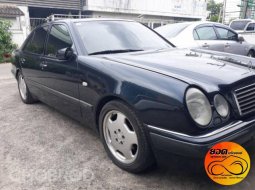 1996 Mercedes-Benz E230 เลือก รถเก๋ง 4 ประตู  มือสอง คุณภาพดี ราคาถูก