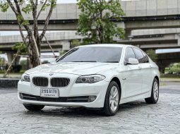 2011 BMW SERIES 5, 523i โฉม F10 สีขาว เบนซิน ราคาถูกสุดในตลาด