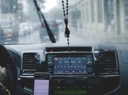 อุปกรณ์รถยนต์ที่ต้องเช็ก เมื่อใช้รถตอนหน้าฝน มีอะไรบ้าง ?