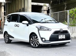 2017 Toyota Sienta 1.5 V   ออกรถ 0 บาท