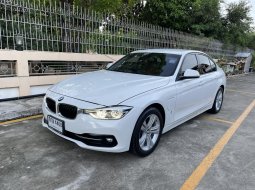 รถเจ้าของเดียวซื้อมาตั้งแต่ป้ายแดง  BMW 330e 2018 รถสวย ไม่มีชน ไมล์ศูนย์บริการ BMW กุญแจรีโมท 2 ดอก