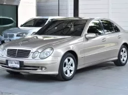 2004 Mercedes-Benz E240 2.6 Avantgarde รถเก๋ง 4 ประตู ออกรถง่าย รถสวยไมล์แท้ 