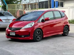 2013 Honda JAZZ 1.5 SV รถเก๋ง 5 ประตู รถสภาพดี มีประกัน