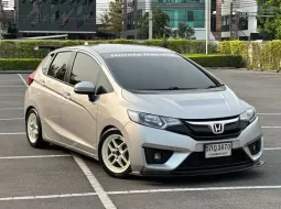 2016 Honda JAZZ 1.5 i-VTEC รถเก๋ง 5 ประตู รถบ้านมือเดียว ไมล์น้อย เจ้าของขายเอง 