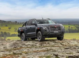 Nissan เปิดตัว Navara เจนใหม่ 2026 เครื่อง 2.4 ลิตร เทอร์โบดีเซล แพลตฟอร์มจากพันธมิตรในเครืออย่างมิตซูบิชิ