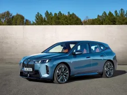 BMW เผยโฉม iX xDrive45 M Sport LCI และ iX1 eDrive20L M Sport รุ่นฐานล้อยาว พร้อมจำหน่ายในงาน Motor Expo 2025