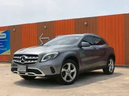 Mercedes-Benz GLA 200 Facelift ปี 2020 สีเทาเข้ม