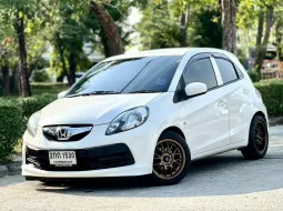 Honda Brio 1.2V AT เครื่องยนต์: เบนซิน เกียร์: ออโต้  ปี : 2012 สี: ขาว