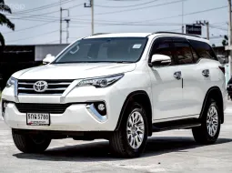 Toyota Fortuner 2.4V 2015 รถยนต์อเนกประสงค์ยอดนิยม
