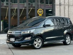 รถครอบครัวที่ตอบโจทย์ กว้างขวางนั่งสบาย ตัวท๊อปสุดของรุ่น   TOYOTA INNOVA CRYSTA 2.8V ปี2019