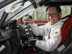 Akio Toyoda ยอมรับรู้สึกโดดเดี่ยวในการปกป้องรถเครื่องยนต์สันดาป ท่ามกลางกระแสรถ EV ที่เติบโตทั่วโลก