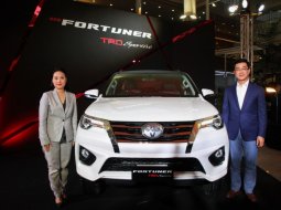  2016 Toyota Fortuner เปิดตัวรุ่นพิเศษ TRD Sportivo ปรับ Option ติดหลังคาดำ