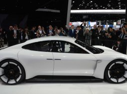  Porsche ทุ่มงบ 2.7 หมื่นล้านผลิตรถสปอร์ตไฟฟ้า ชิงส่วนแบ่งจาก Tesla
