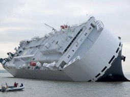  เรือ Höegh Osaka ขนรถหรู 1,400 เทกระจาด คาดใช้เวลาเก็บกู้หลายวัน
