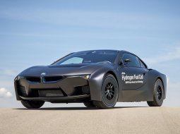  BMW เผย i8 Hydrogen Fuel Cell จับมือ Toyota ศึกษาอนาคตพลังไฮโดรเจน