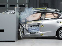  เผยความปลอดภัย!! Mazda 2 Sedan/Scion iA ได้รับเลือกรถซับคอมแพ็คปลอดภัยที่สุดในสหรัฐฯ