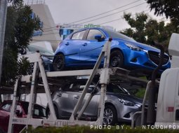  หลุด เห็นกันชัดๆ Mazda 2 2015 บน รถเทรลเลอร์ ที่นิคมฯแหลมฉบัง