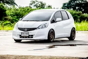 2013 Honda JAZZ 1.5 i-VTEC รถเก๋ง 5 ประตู 
