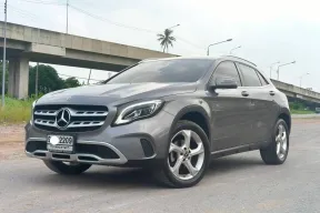 Mercedes-Benz GLA 200 Facelift ปี 2020 สีเทาเข้ม