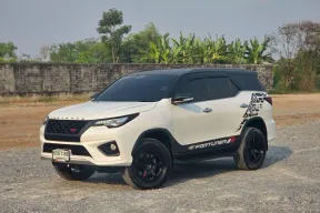 TOYOTA FORTUNER 2.8 TRD Sportivo (Black Top) (2WD) ปี 2017 รถครอบครัวสุดหรู ภายในกว้าง นั่งสบาย