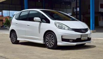 Honda Jazz GE 1.5 SV เกียร์ออโต้ สีขาว ออกรถ 0 บาท