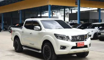 Nissan Navara NP300 2.5V Calibre D-CAB สีขาว เกียร์ออโต้ ปี 2015