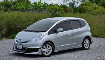 HONDA JAZZ 1.3 i-VTEC HYBRID [GE] ปี 2013 รุ่นยอดฮิต สุดประหยัด ชุดแต่งแบบสปอร์ต ภายในกว้างขวาง