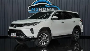 TOYOTA FORTUNER 2.4 Leader V 2WD AT ปี 2022 สี ขาว
