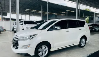 TOYOTA INNOVA 2.8 CRYSTA V ปี 2017 รถสวย มือแรกออกห้าง สภาพพร้อมใช้ ไมล์น้อย TOP สุด รับประกันตัวถัง