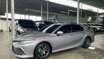 TOYOTA CAMRY 2.5 HEV PREMIUM ปี 2022 รถสวย มือแรกออกห้าง สภาพพร้อมใช้ ไมล์น้อย รับประกันตัวถังสวย
