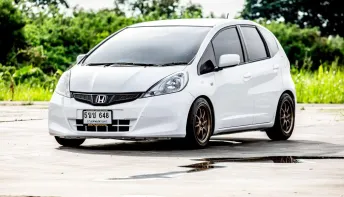 2013 Honda JAZZ 1.5 i-VTEC รถเก๋ง 5 ประตู 