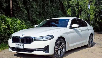 BMW 530e Plug-in Hybrid elite Lci ปี 2021 สีขาว