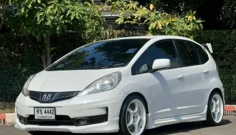 Honda Jazz 1.5 V 2010 สีขาว