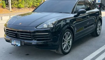 2021 Porsche Cayenne E-Hybrid SUV สีดำ ภายในแดง