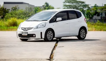 2011 Honda JAZZ 1.5 i-VTEC รถเก๋ง 5 ประตู 