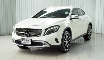 BENZ GLA-CLASS 200 ปี 2015 สีขาว โฉม W156 ปี14-20