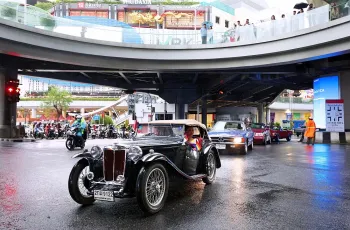 ประมวลภาพ รถโบราณร่วมขบวน Love Pride Parade 2025