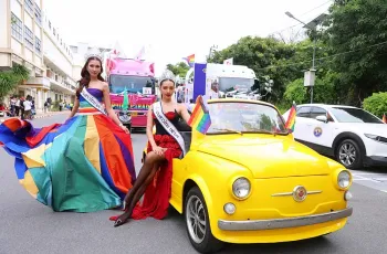 ประมวลภาพ รถโบราณร่วมขบวน Love Pride Parade 2025